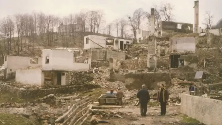 Vareš je posljednji grad u središnjoj Bosni u kojem su Hrvati bili većinski narod…od 18. listopada do 2. studenog 1993. godine etnički su ga očistile postrojbe tzv. Armije Bosne i Hercegovine…