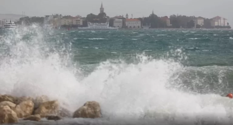 VIDEO Jugo na Jadranu puše preko 100 km/h, rive pod vodom, valovi do 6 metara…U kolapsu je pomorski promet, duž Jadrana…