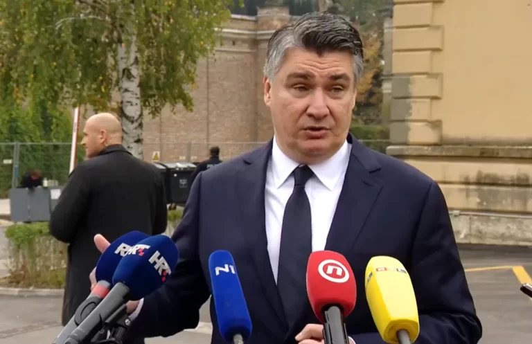 VIDEO Milanović ipak sam položio vijenac i zapalio svijeću kod Središnjeg križa u Aleji poginulih hrvatskih branitelja na Mirogoju: ”Očito je to sad netko htio izbjeći”…