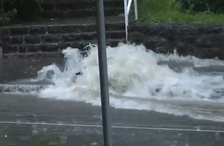 VIDEO Snažno nevrijeme u Rijeci: Bujice blata i vode poplavile dijelove grada, šahtovi opet letjeli u zrak, automobili ostajali na cesti