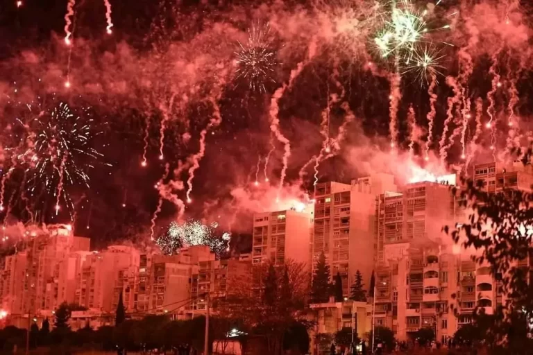 (FOTO-VIDEO) SPLIT GORI! TOČNO U PONOĆ TORCIDA JE U SPLITU I DRUGIM GRADOVIMA VELIKOM BAKLJADOM PROSLAVILA SVOJ 70. ROĐENDAN!