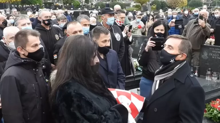 FOTO-VIDEO Predaja Hrvatske zastave obitelji Tomislava Merčepa! Dostojanstveno! Bez Hrvatske vojske i policije! Bez počasnog plotuna! Zbogom Tomo, počivaj u miru!