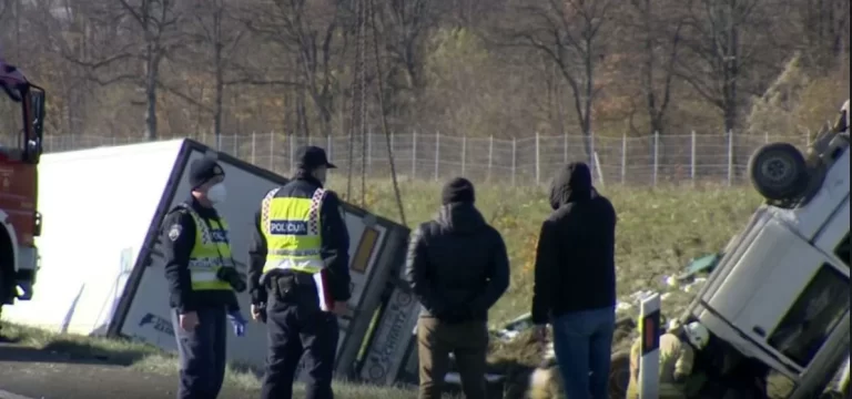 U teškoj prometnoj nesreći na A1 četiri poginule osobe i pet ozlijeđenih.eška prometna nesreća dogodila se i u Brelima…