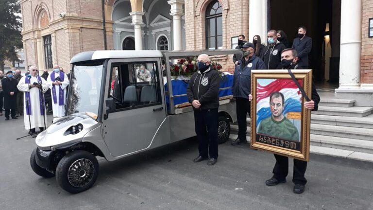 (FOTO-VIDEO) Dirljiv ispraćaj prvog organizatora obrane Vukovara Tome Merčepa! Tisuću ljudi dostojanstveno su ga ispratili na posljednji počinak…