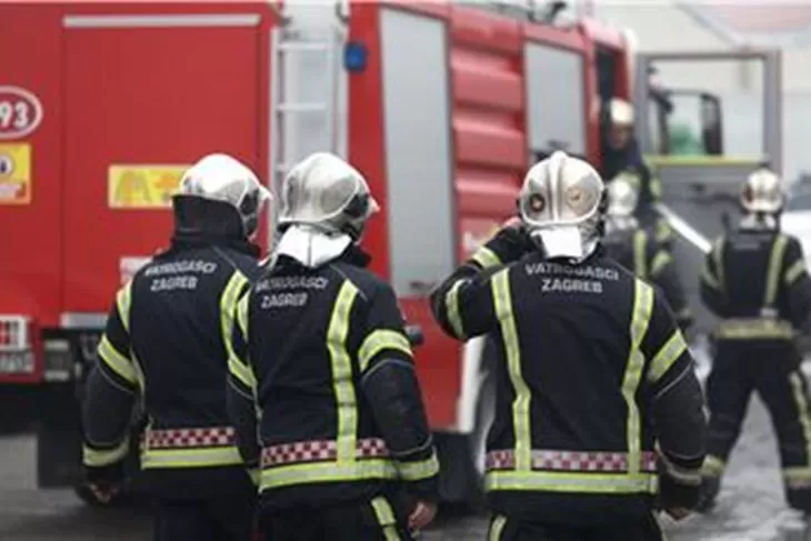 ZAGREB Vatrogasci intervenirali na Zavrtnici zbog urušavanja stropa.Intervencijom vatrogasaca spašene su četiri osobe…