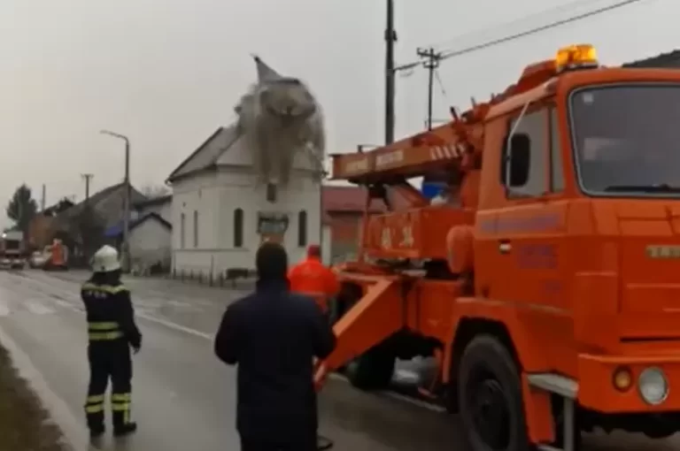 TUŽAN PRIZOR (VIDEO) Zbog opasnosti od urušavanja na cestu srušen toranj crkve u Odri Sisačkoj