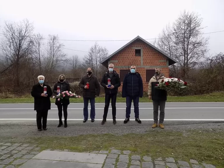 (FOTO) NA DANAŠNJI DAN U KAMENSKOJ JE POGINUO MARKO GARIĆ Obitelj i suborci odali su mu počast polaganjem cvijeća i paljenjem svijeća