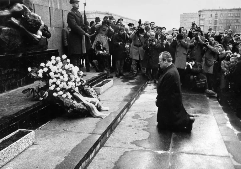 [FOTO/VIDEO] Pedeset godina od  geste koja je trajno obilježila njemačku politiku pomirenja i priznavanja nacističkih žrtava – pogledajte što je tada učinio njemački kancelar Willy Brandt