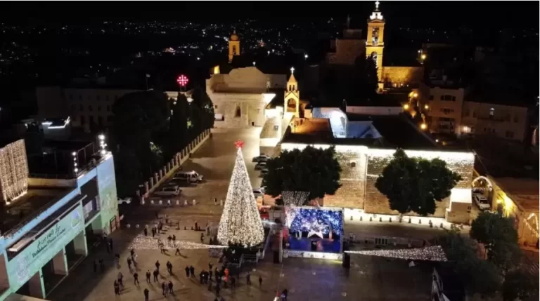 U Betlehemu zasvijetlilo božićno drvce