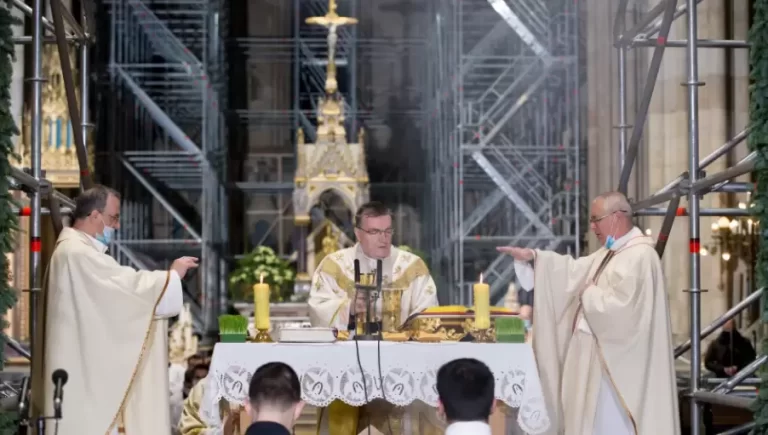 Kardinal Bozanić predvodio misu polnoćku u zagrebačkoj katedrali