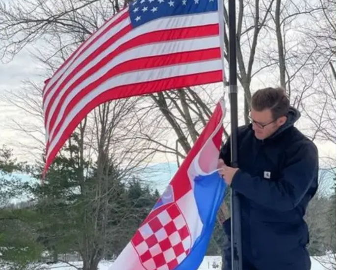 Najjači Hrvat na svijetu- UFC prvak Stipe Miočić ponosno istaknuo hrvatsku i američku zastavu u svom dvorištu