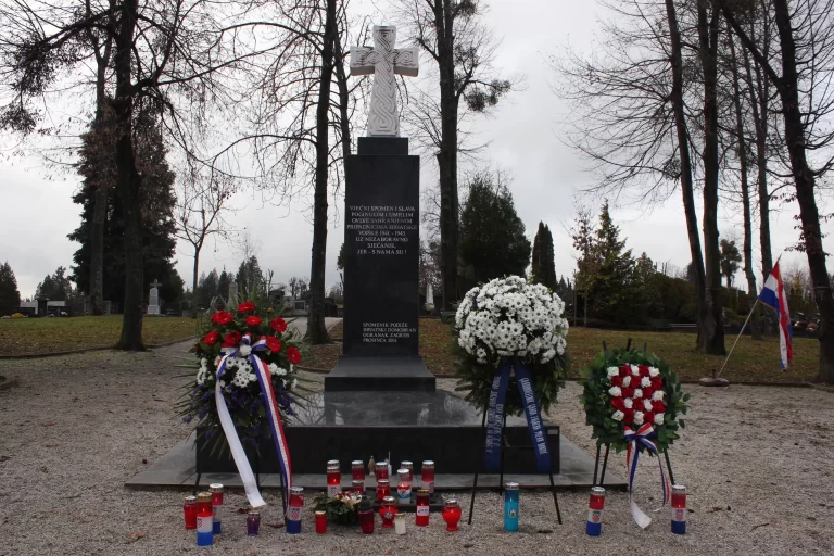 FOTO Biskup Ivan Šaško na Mirogoju: Sve dok se ne označe grobovi i imena pokopanih Hrvatskih vojnika, naše društvo ne priznaje postojanje ovih ljudi!