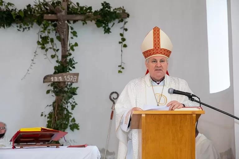 (FOTO-VIDEO) Biskup Košić: Branitelji Gvozdanskog svijetli su primjer ljubavi prema Domovini! Potres je teško predvidiv pa se protiv njega ne možemo boriti kao protiv Turaka, komunista ili Srba…