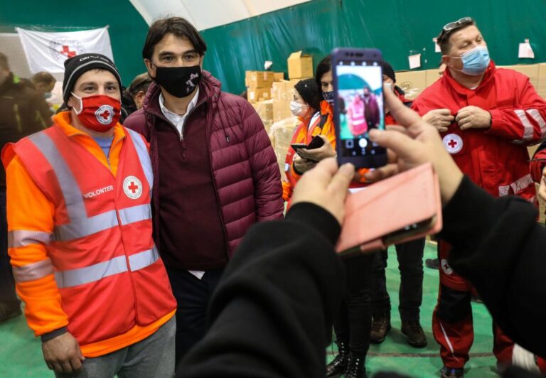 Izbornik Dalić stigao u Petrinju s konvojem humanitarne pomoći iz Livna.Posebno je lijepo vidjeti ovo hrvatsko zajedništvo…