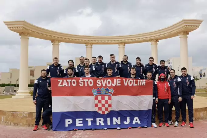 Svim srcem uz Petrinju! Hrvatski rukometaši u Egiptu razvili Hrvatsku zastavu potpore