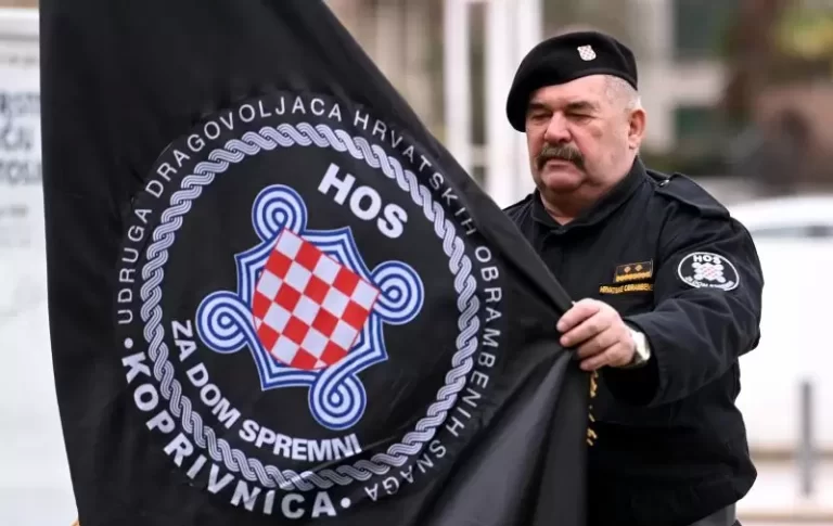 HOS-ovci poručili Milanoviću: ‘Ni četnici nam nisu uzeli ratnu zastavu, a nećete ni vi’. ‘Razuman čovjek ne bi ni postupio tako i pokazao prijezir prema poginulima’