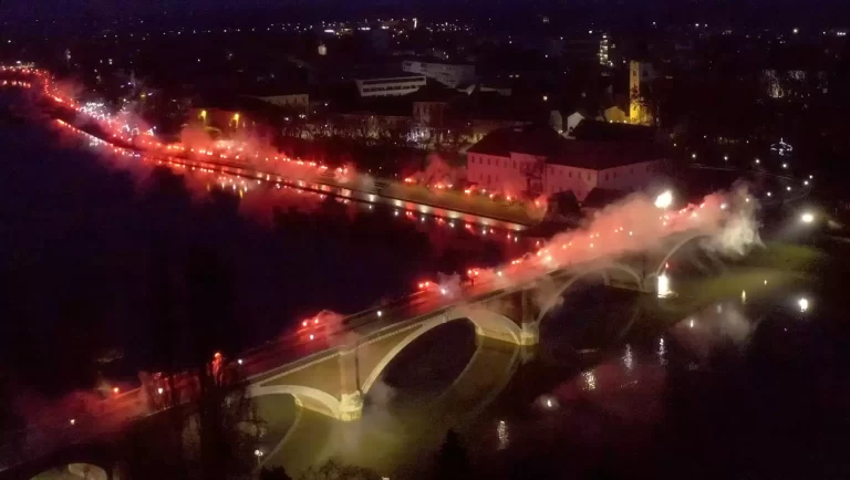 VIDEO Zahvala Domovini: Siščani bakljama zahvalili na pomoći