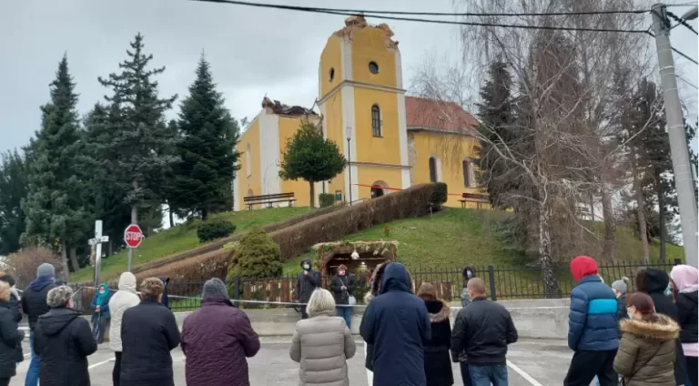 KRAVARSKO Vjernici ispred srušene crkve, ali i na drugim mjestima, molili krunicu na poziv župnika