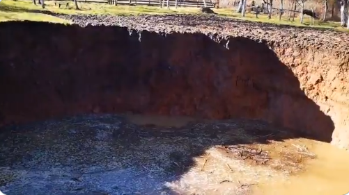 VIDEO U Mečenčanima (SMŽ) se nakon potresa otvaraju rupe u tlu. Ova rupa je najveća i dalje se širi…