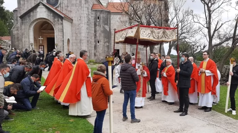 FOTO Proslavljena 511. obljetnica čašćenja sv. Križića u Svirčima na otoku Hvaru