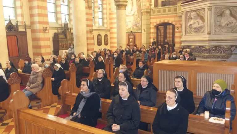 FOTO Proslava Dana posvećenog života u sarajevskoj katedrali. Svečano je proslavljen blagdan Prikazanja Gospodinova