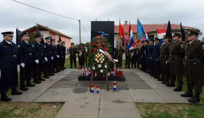 VIDEO HOS U OBRANI ŠKABRNJE 1993.U ta 43 dana obrane Škabrnje IX. bojna HOS-a imala je oko 20, što teže, što lakše ranjenih pripadnika – bez ijednog poginulog, zahvaljujući upravo Ircu Thomasu…