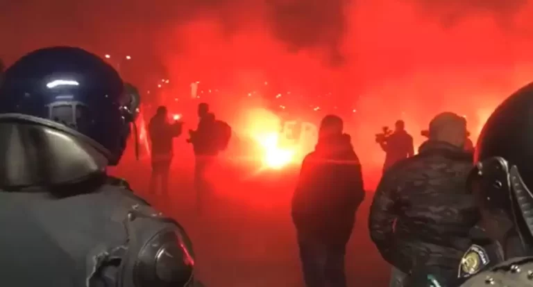 FOTO VIDEO: ZAGREB GORI, PRED MAKSIMIROM JE PRAVA LUDNICA! POGLEDAJTE MODRI SHOW U HRVATSKOJ METROPOLI