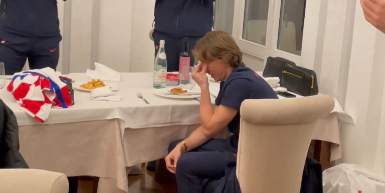 Emotivan video: Luka Modrić zaplakao pred suigračima  na slavlju, nakon što je dobio poruku od legendi