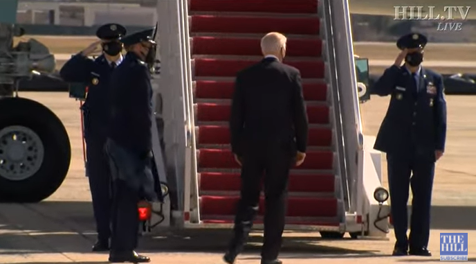 VIDEO Biden se skakućući kao “mladić” počeo penjati uz strme stepenice Air Force One.Pogledajte što mu se dogodilo…