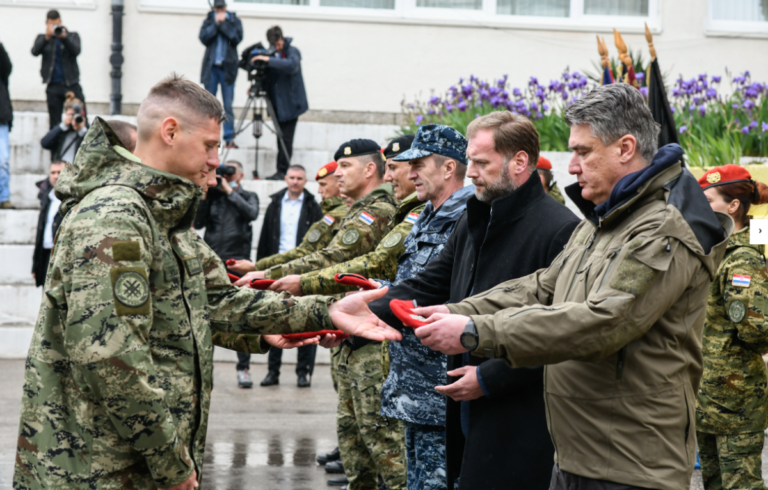 FOTO U Kninu dodijeljene crvene beretke novim pripadnicima 3. mb Pauci. Naša daljnja obaveza je ulagati u Hrvatsku vojsku, razvijati je, ona je krvlju stečena.