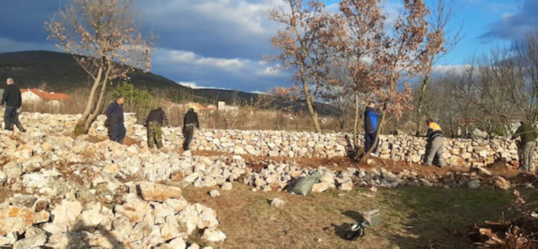 VRIJEDNE RUKE GRADITELJA SUHOZIDA: Svaki je kamen trebalo preko ruke prebaciti, oblikovati, naći mu mjesto u mozaiku zida, za svagda!  