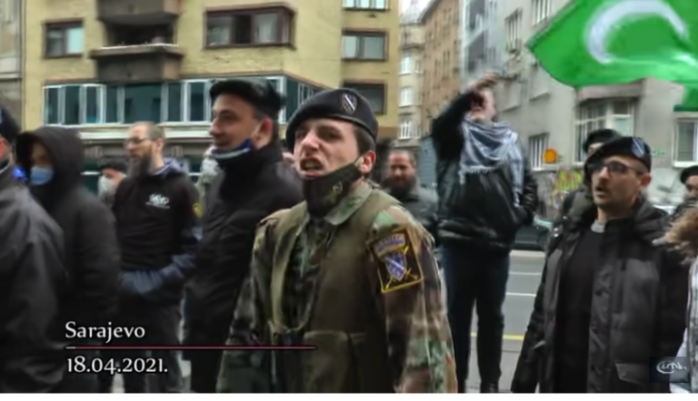 Sarajevo: Žestoki prosvjedi ispred Veleposlanstva Slovenije: ‘Mi Bošnjaci, muslimani se pitamo u Bosni, bit će onako kako mi odlučimo’ (VIDEO)