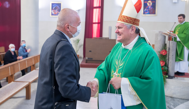 Biskup Košić podijelio „Odlikovanje sv. Kvirina” Caritasovim volonterima i liječnicima. Oni su upravo postali to što Isus traži da budemo: sluge bližnjima…