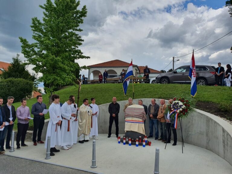 Zagreb-Gračani: U župnoj crkvi Sv. Mihaela održana sv. misa za poginule hrvatske branitelje i za nevine žrtve komunizma stradale 1945. u Gračanima! Otkriven spomenik poginulim hrvatskim braniteljima!