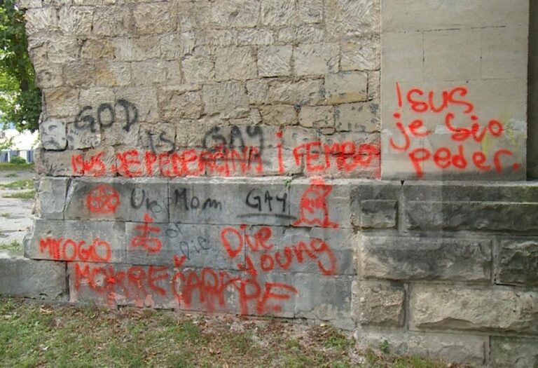 Vandalizam ispisan neprimjerenim grafitima na zidu crkve sv. Ante Padovanskog u centru Bihaća