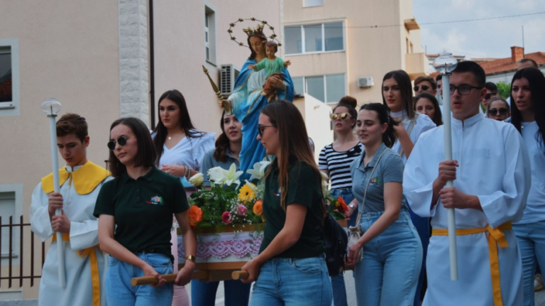 Na splitskom Kmanu proslavljen blagdan Marije Pomoćnice kršćana.Mariju Pomoćnicu slavimo mi nemoćni, Bezgrešnu mi grešni, Majku mi djeca, sinovi i kćeri