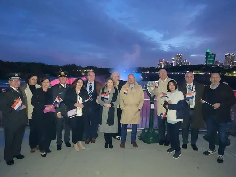 Kakva senzacija! Niagarini slapovi i CN Tower u bojama hrvatske zastave. Živjela nam Hrvatska!