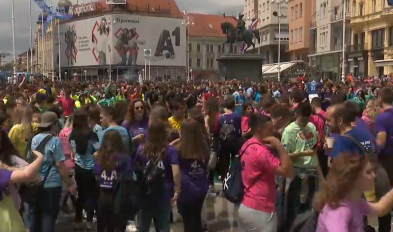 Okupirali centar  Zagreba i Trg Bana Jelačića! Policija sve nadgleda…Krenuli su prema Bundeku! U Splitu bakljada!