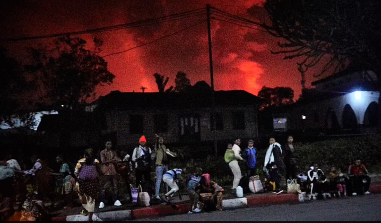 (FOTO VIDEO) UŽAS! Erupcija vulkana, ljudi brzo pokupili djecu i uzeli što mogu, pobjegli prema granici s Ruandom: ‘Vidim fontane lave!‘