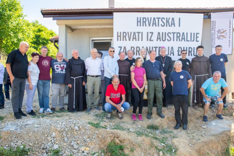 FOTO Blagoslov kuće hrvatskog branitelja Đure Plavljanića: Kuću su blagoslovili arhiepiskop Hrvatske pravoslavne crkve Aleksandar i sisački biskup Vlado Koši