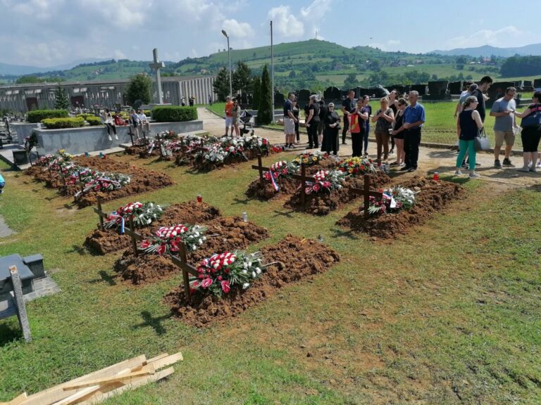 FOTO Groblje Praulje: Jutro poslije ukopa posmrtnih ostataka tijela strijeljanih pripadnika HVOa, od strane tkz ABiH u selu Bikoše…