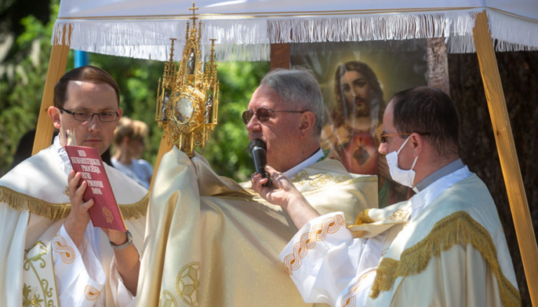 Tijelovska procesija: Biskup Križić predvodio proslavu Tijelova u Gospiću