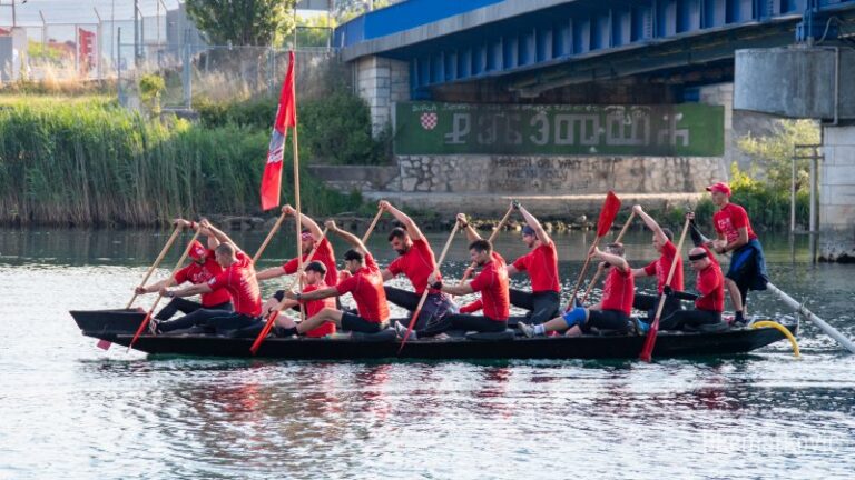 FOTO-VIDEO Neretvanski lađari zaveslali na dugu rutu: 280 kilometara od Metkovića do Kotora…HRM i tamburaši u pratnji lađarima