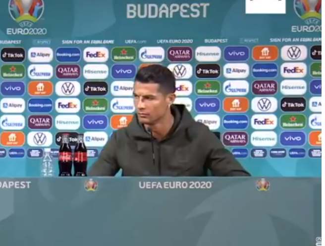 Ne stavljajte Coca-Colu pred Ronalda! Pogledajte što je uradio sa dvije boce Coca-Cole koje su stavili ispred njega na pressici…