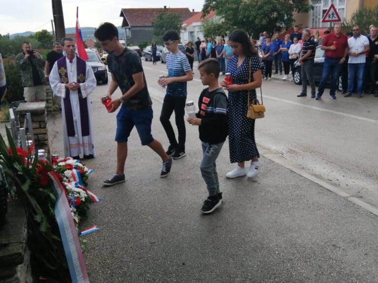 (FOTO) OBILJEŽENA 30. OBLJETNICA PRVIH HRVATSKIH ŽRTAVA I PROGONSTVA  ŽITELJA ŽUPE  SV. MIHOVIL  LIŠANE