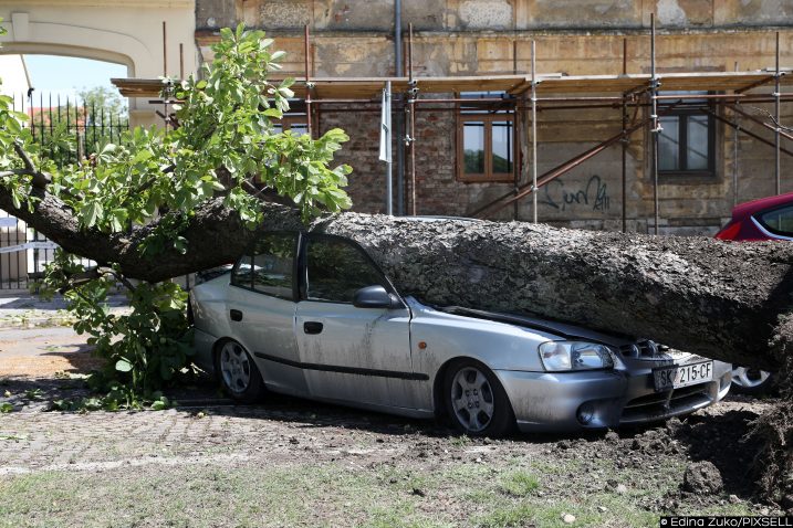 Žestokim nevremenom pogođeni Sisak i Petrinja: Tuča i vjetar rušili stabla na automobile, stradale objekte u potresu dodatno oštetila oluja