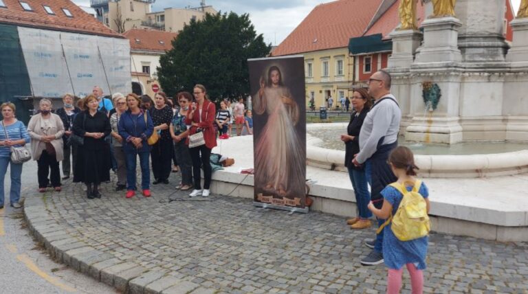 Molitva krunice Božjega milosrđa ispred zagrebačke katedrale