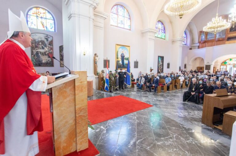 Biskup sisački Vlado Košić: Molimo se danas našim svetim zaštitnicima, neka prosvijetli naše vodstvo da progleda i vidi istinu i zastupa dobro a ne zlo!