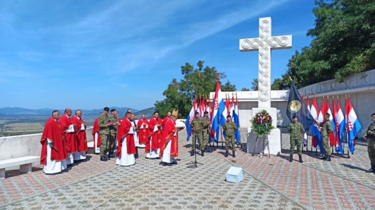 FOTO Održano 6. vojno hodočašće pripadnika Hrvatske kopnene vojske na Udbinu