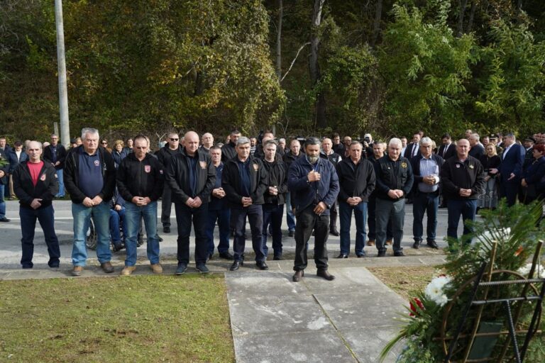 TUŽNA OBLJETNICA SRPSKOG POKOLJA CIVILA U BAĆINU Počast žrtvama druge najveće masovne grobnice u Hrvatskoj…